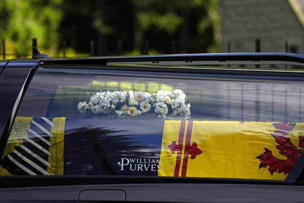 Realizan cortejo fúnebre a reina Isabel II