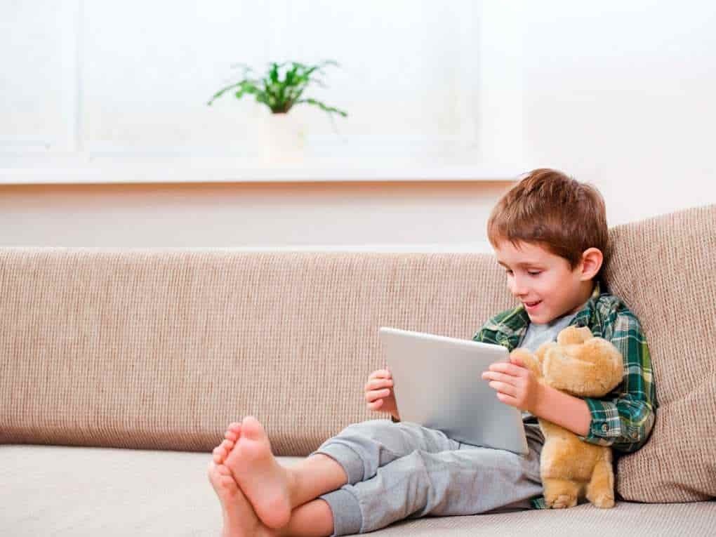 Estudios recomiendan, desenganchar de la pantalla a niños
