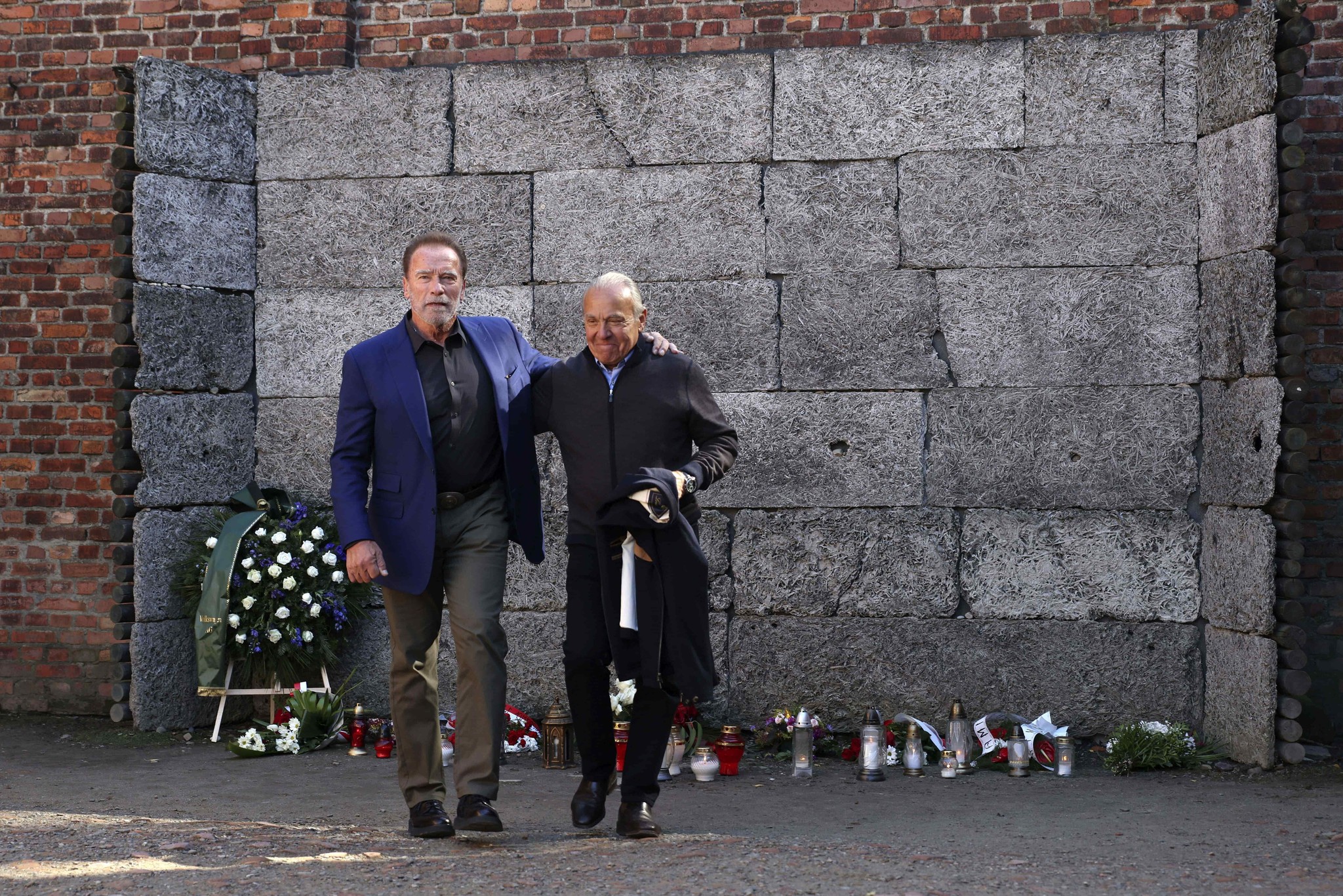 Arnold Schwarzenegger visita Auschwitz