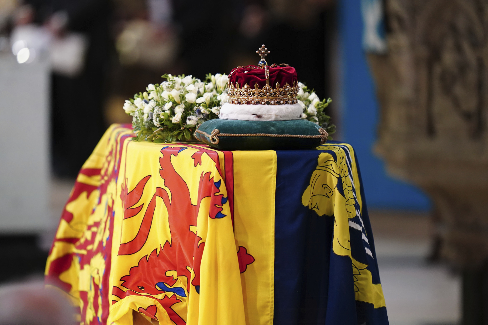 El rey Carlos III marcha en cortejo fúnebre de Isabel II