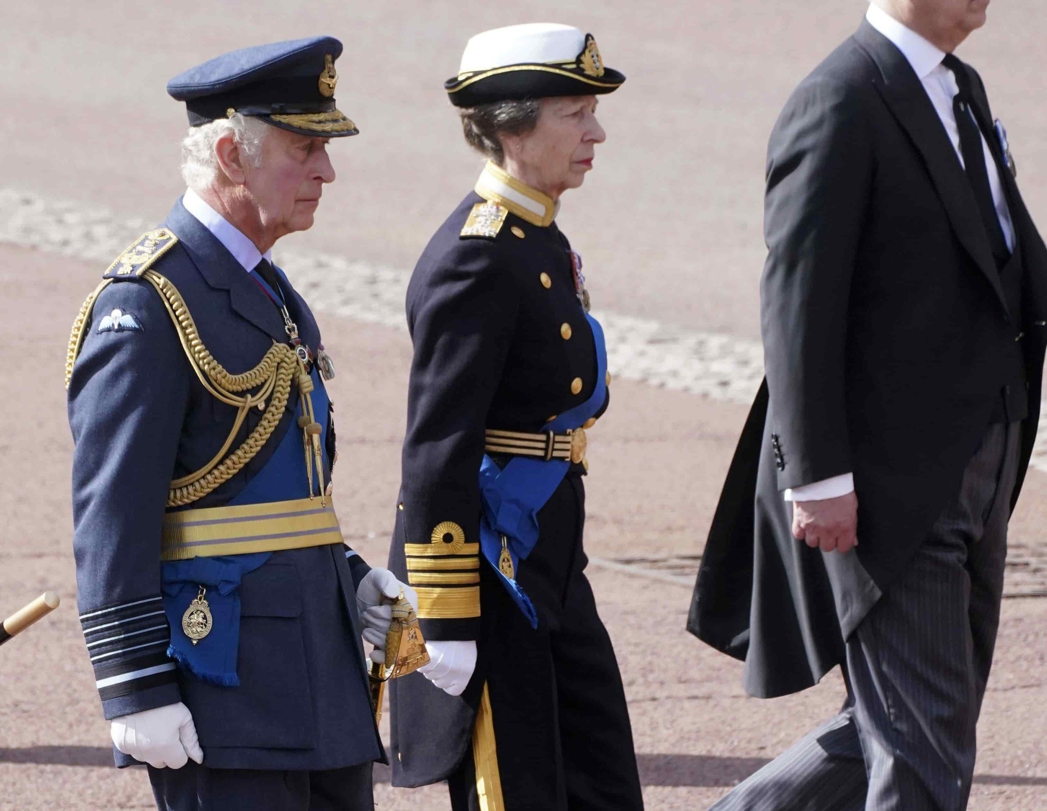 Despidos y quejas: El rey Carlos III está bajo escrutinio