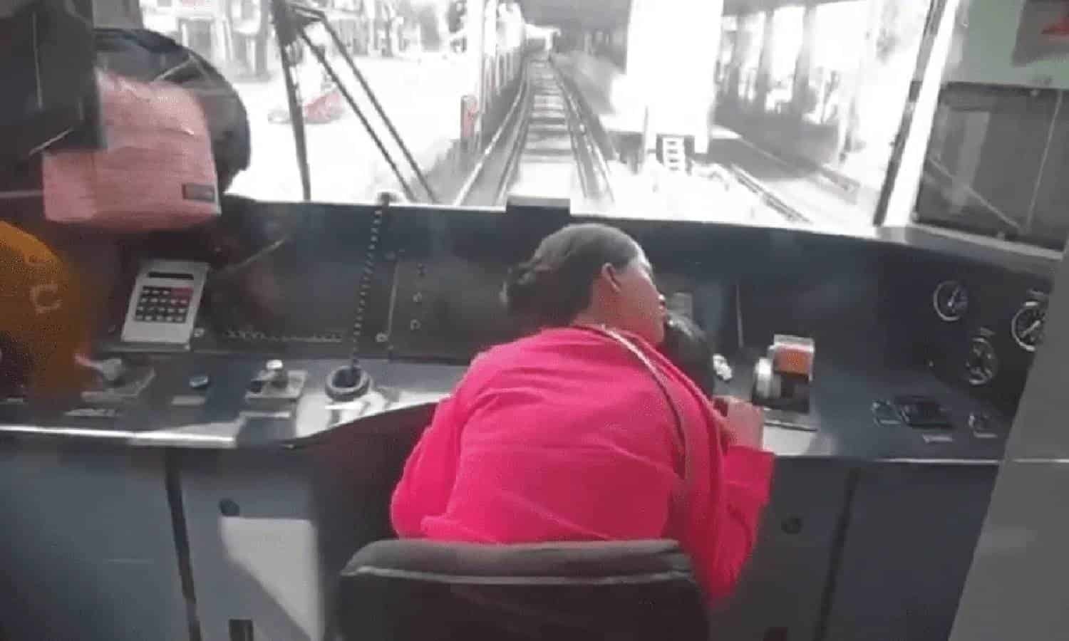Graban a supuesta empleada del Metro dormida en cabina
