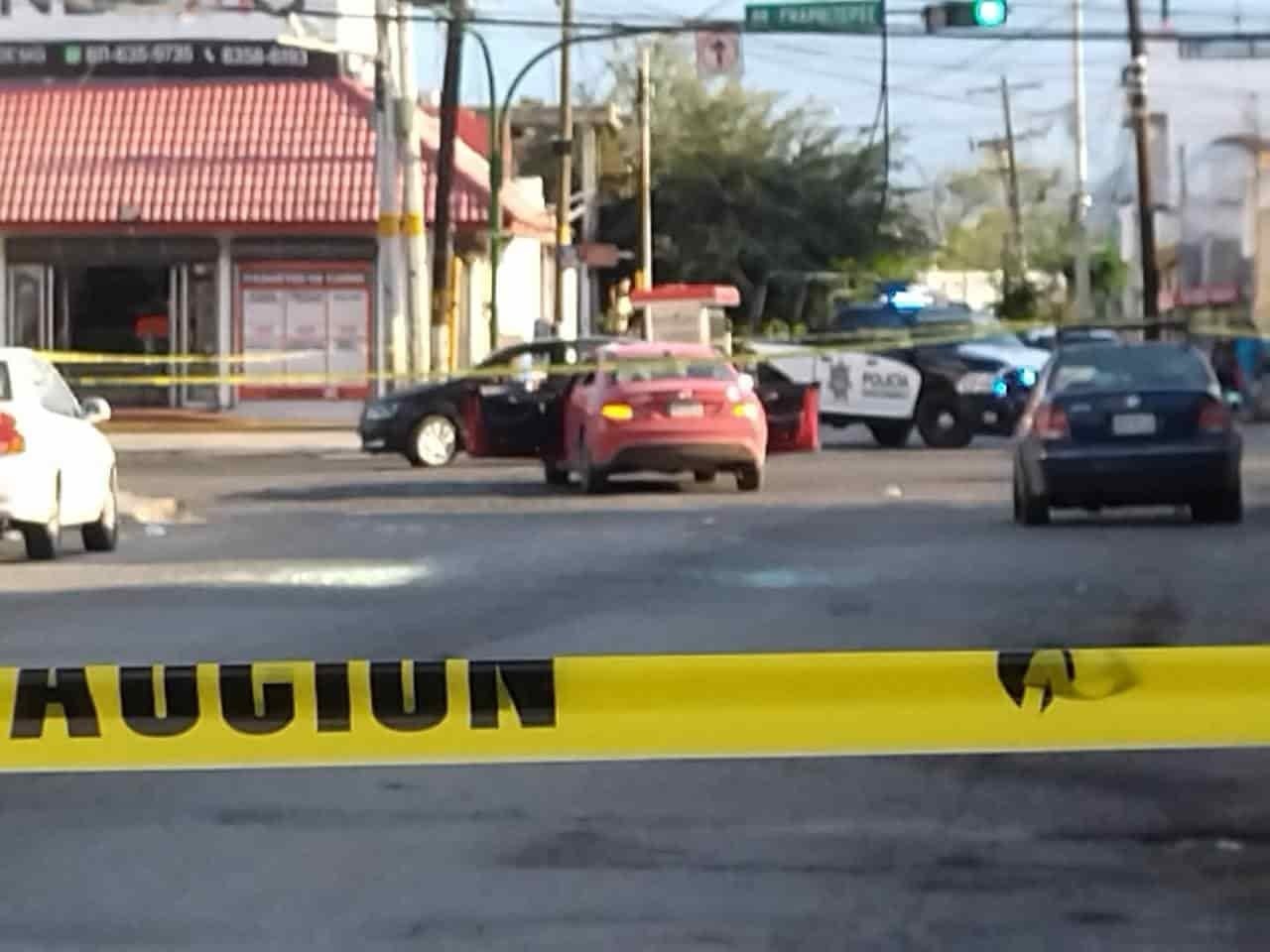 Atacan a balazos a conductor en Monterrey