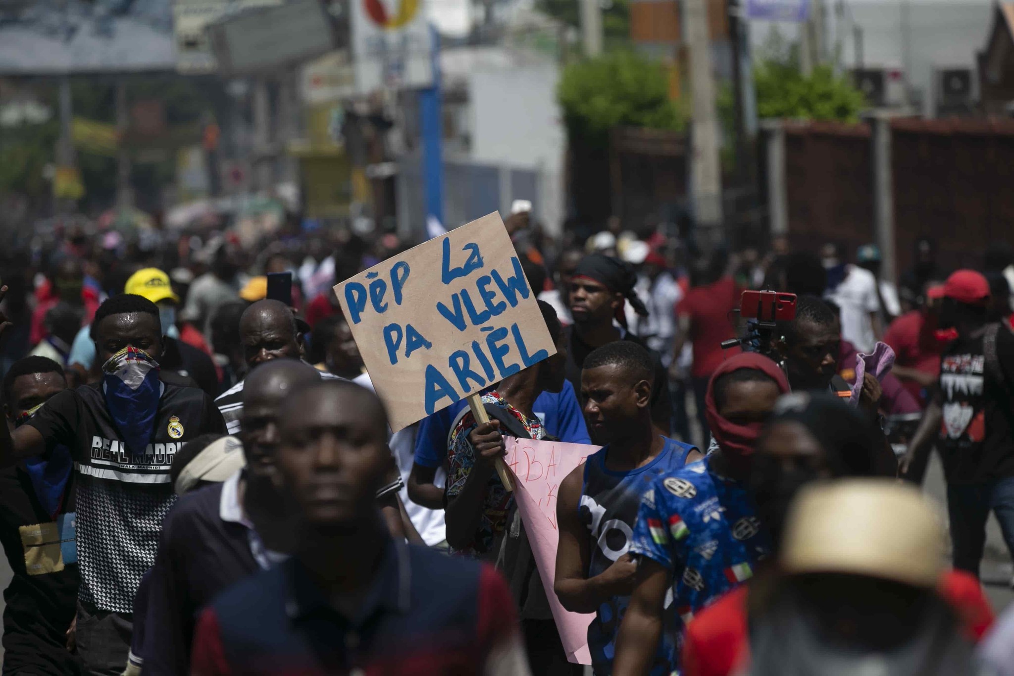 Miles protestan por inseguridad e inflación en Haití
