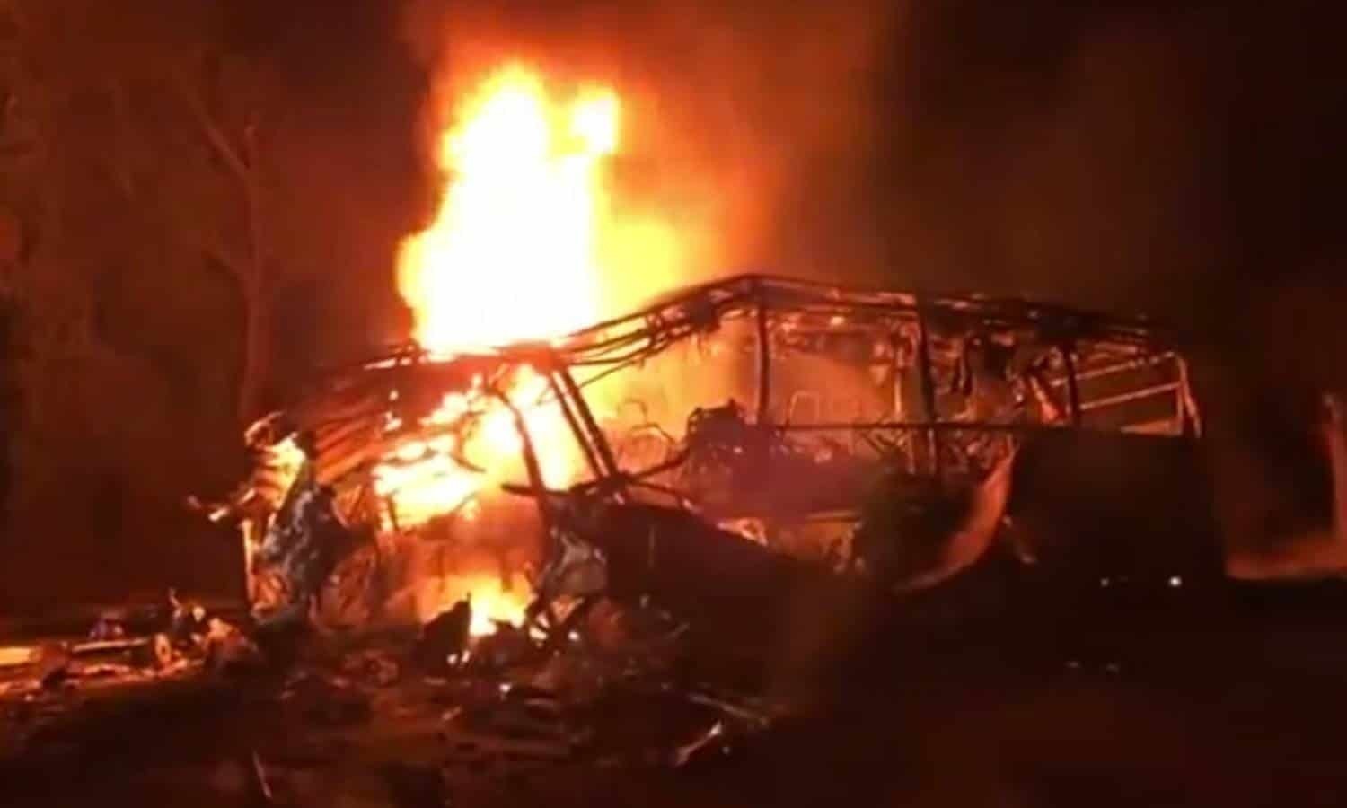 Mueren 18 tras choque e incendio de autobús