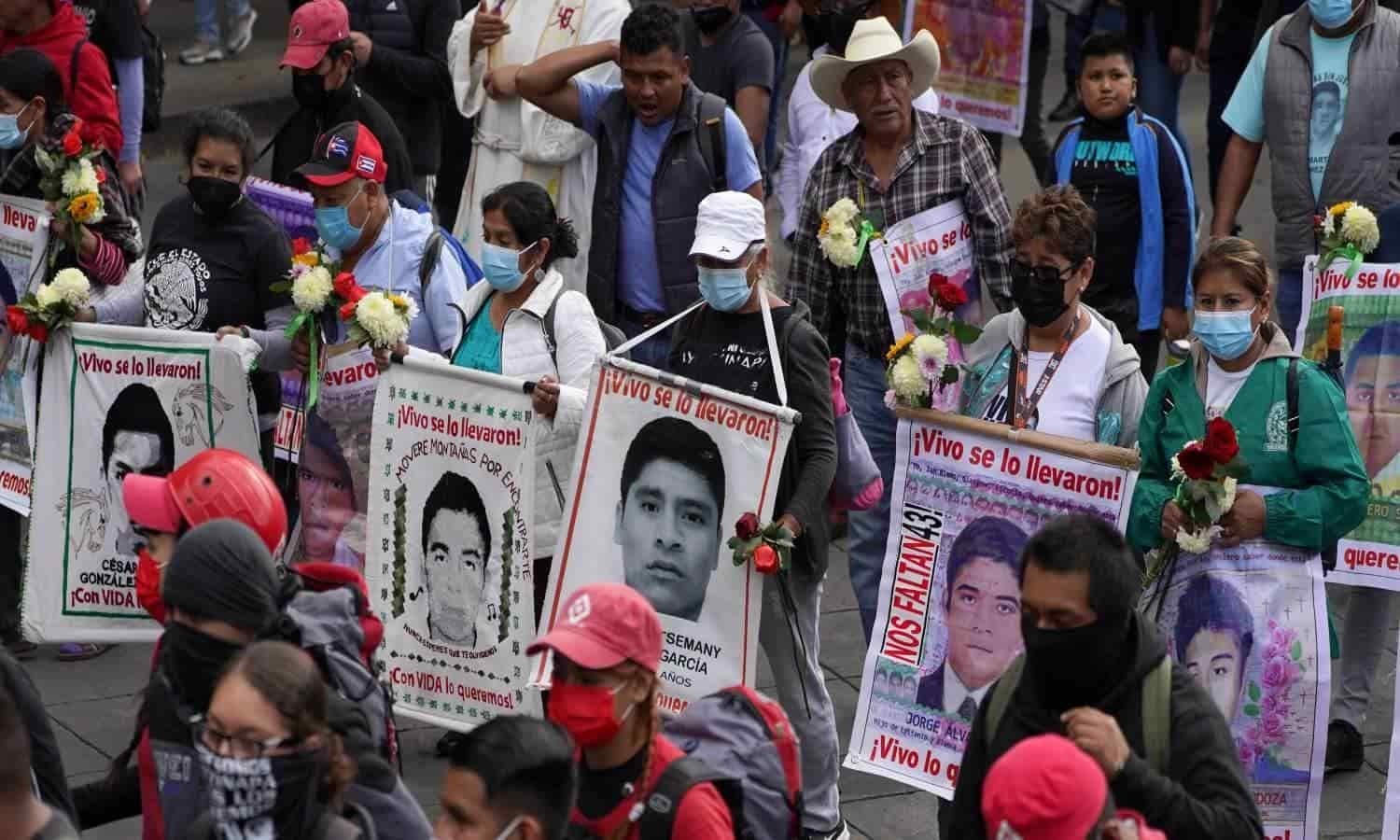 Marchan por caso Ayotzinapa con sentimientos encontrados