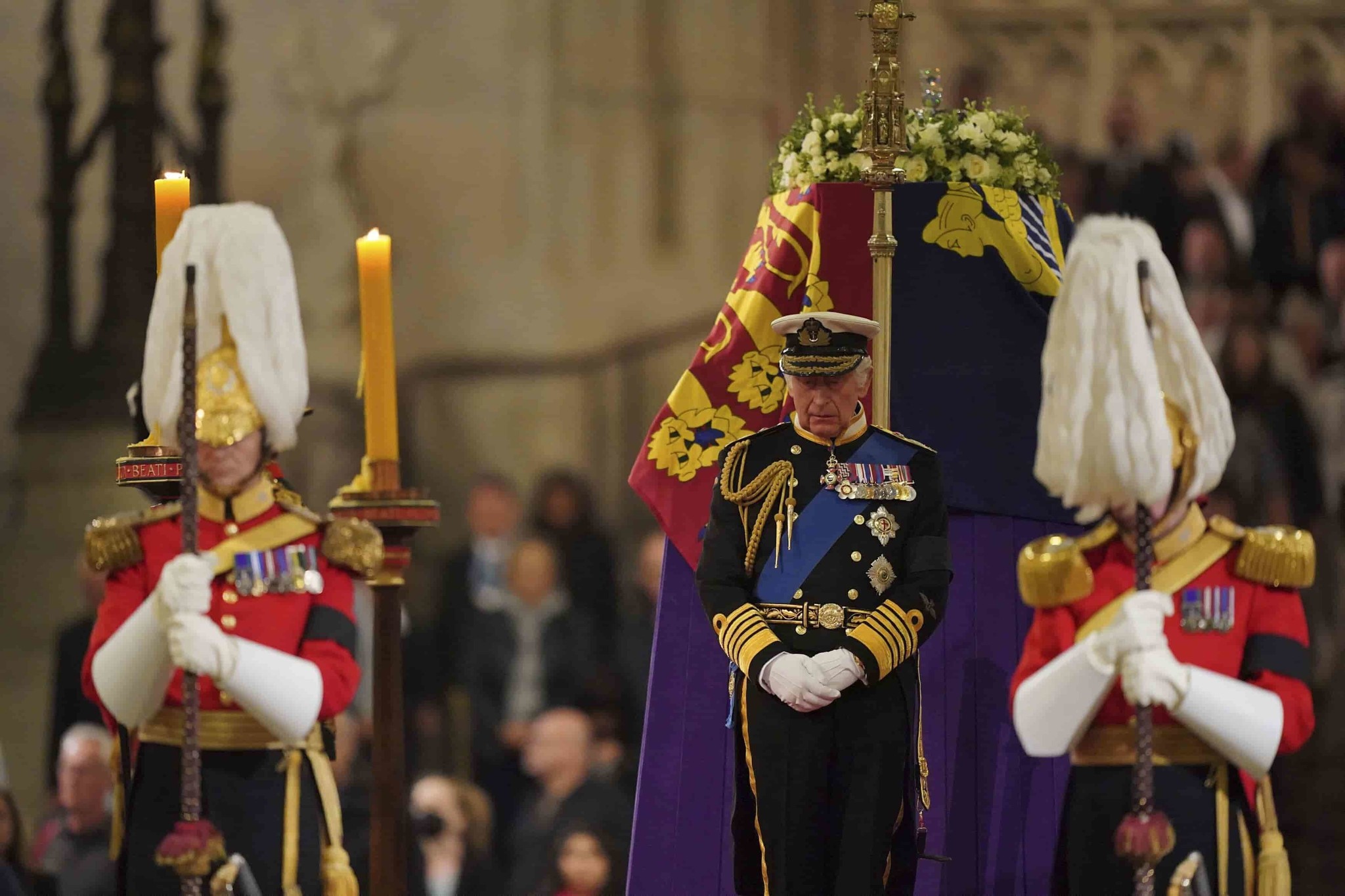 Rey Carlos III monta guardia junto a féretro de Isabel II