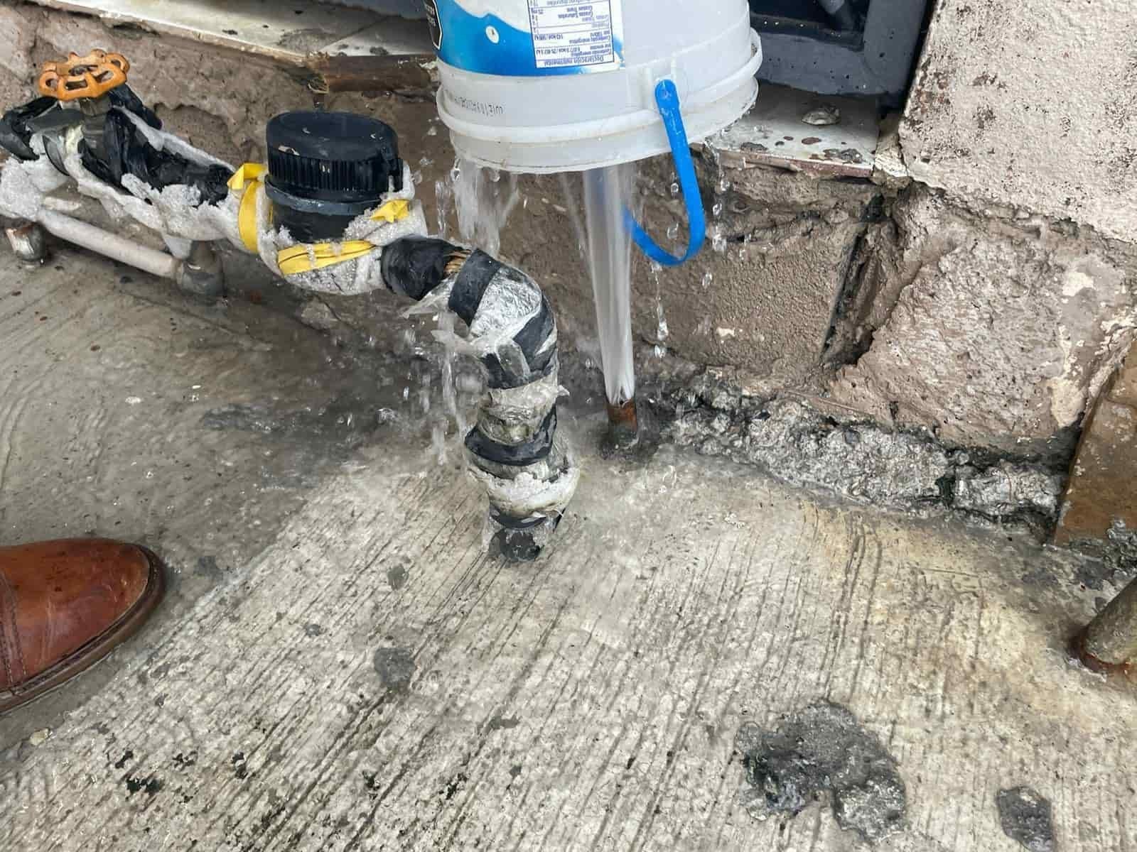 Medidor de agua potable se revienta en Apodaca