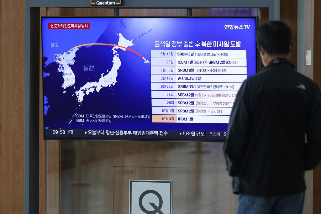 Norcorea lanza un misil balístico que sobrevuela Japón