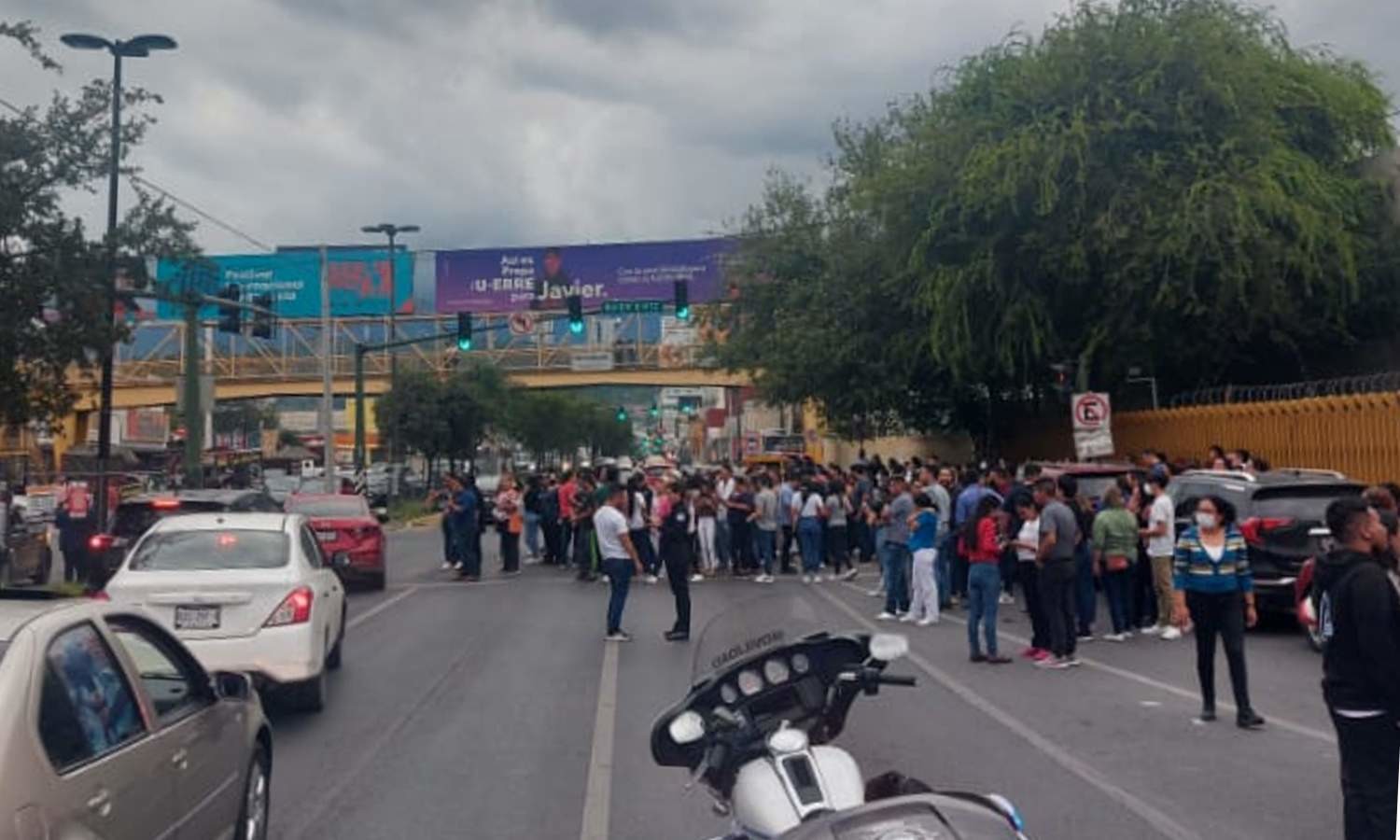 Estudiantes normalistas bloquean Av. Venustiano Carranza