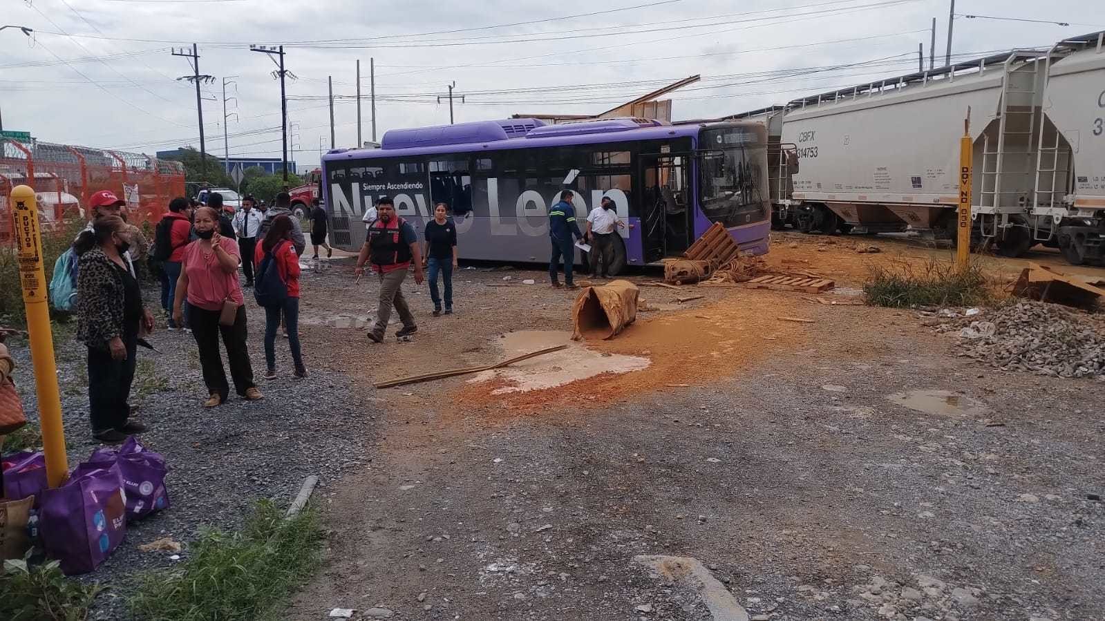 Tren impacta a tráiler y a camión de pasajeros en Escobedo
