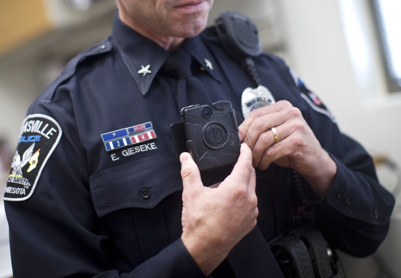Gobierno de EUA exigirá a policías portar cámaras corporales