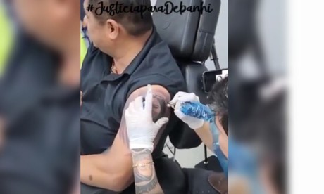 Padre de Debanhi Escobar se hace un tatuaje en su honor