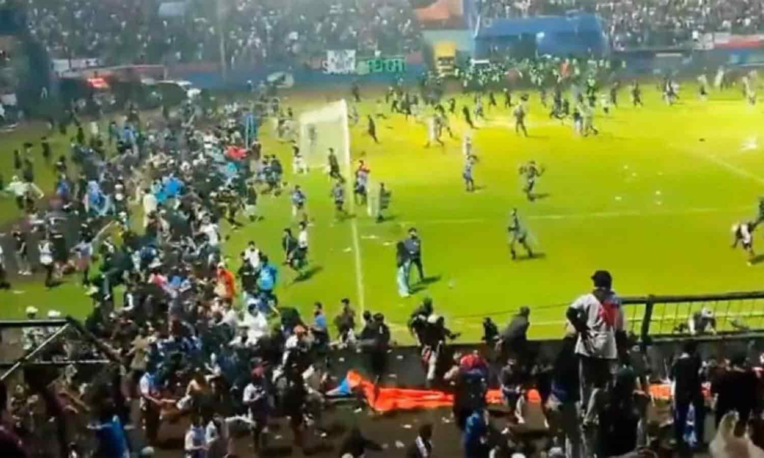 VIDEO: Disturbio en partido de fútbol deja 127 muertos
