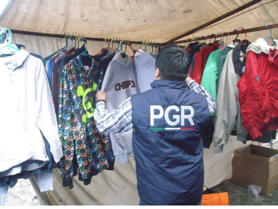 Autoridades aseguran casi 9 mil piezas de ropa pirata