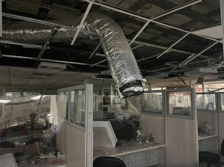 Descartan riesgos tras caída de plafón en edificio