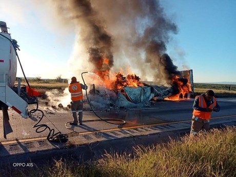 Se incendia tráiler en autopista a Nuevo Laredo