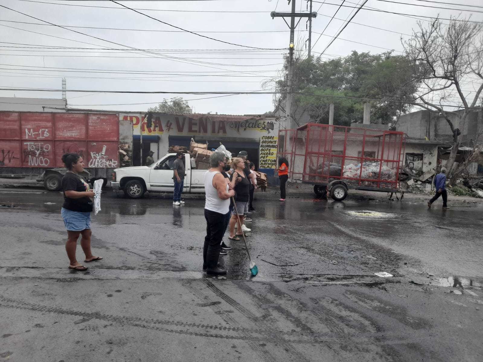 Vecinos de colonia Fomerrey 113 sufren fuga de aguas negras