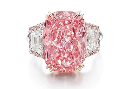 Subastan diamante rosa en casi 50 millones de dólares