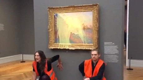 ¡De nuevo! Manifestantes lanzan puré de papa a obra de arte