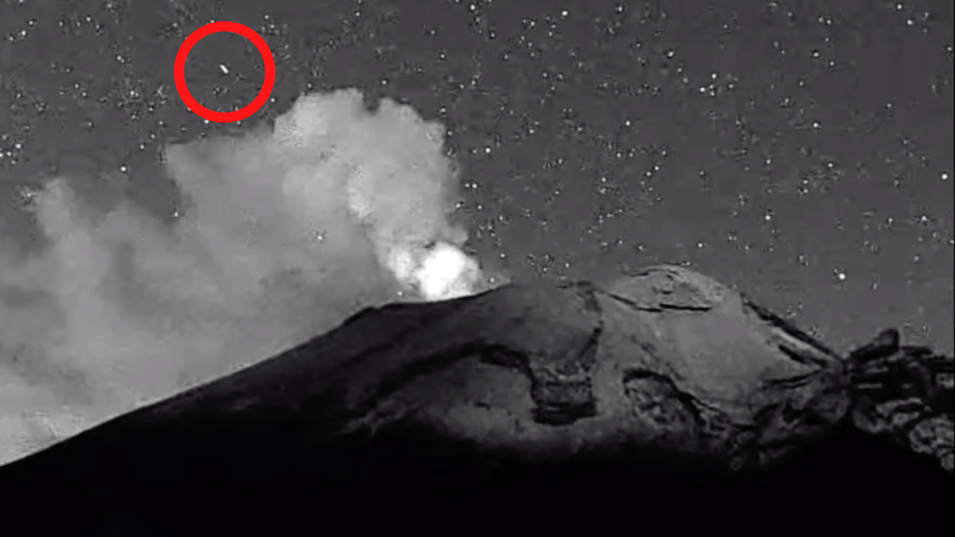 Capturan a presunto OVNI entrando al volcán Popocatépetl