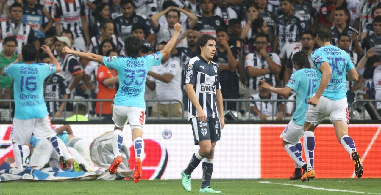 Efraín Juárez, de Rayados, y la mejor afición de México, lamentan la derrota en la Final ante Pachuca en el Torneo Clausura 2016 en el Gigante de acero / Foto: Especial