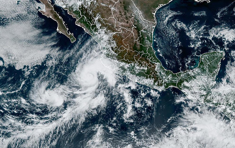 Orlene se intensifica a huracán categoría 4 frente a Jalisco
