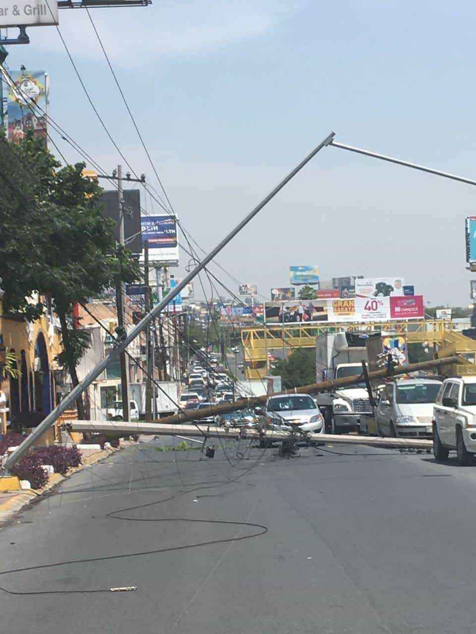 Camión derriba 4 postes en Leones; provoca caos vial