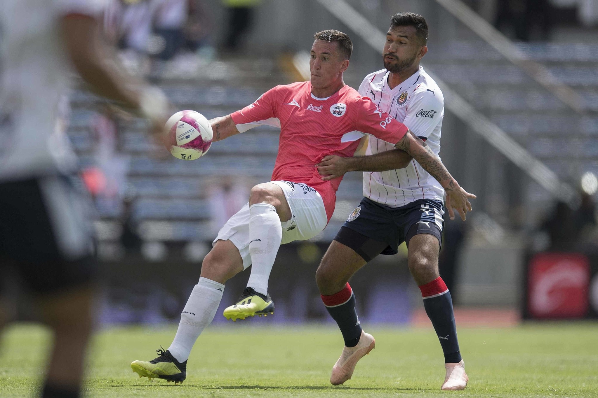 Con gran actuación del portero de Lobos BUAP, empatan 1-1 con Chivas