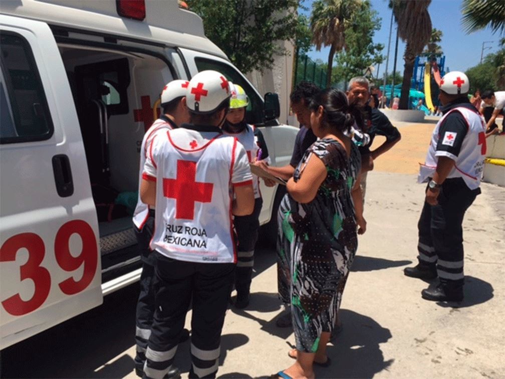 Hacen revisión a mujer embarazada en parque acuático