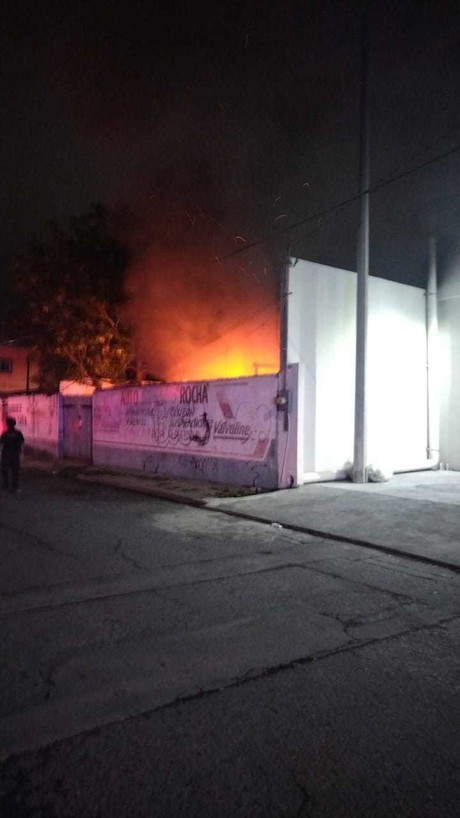 Incendio consume dos automóviles en taller de Monterrey