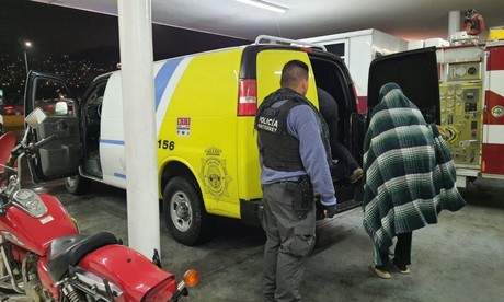 Policía de Monterrey traslada a personas a albergue por frío
