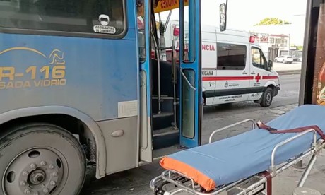 Mujer se lesiona al caer dentro de un camión urbano
