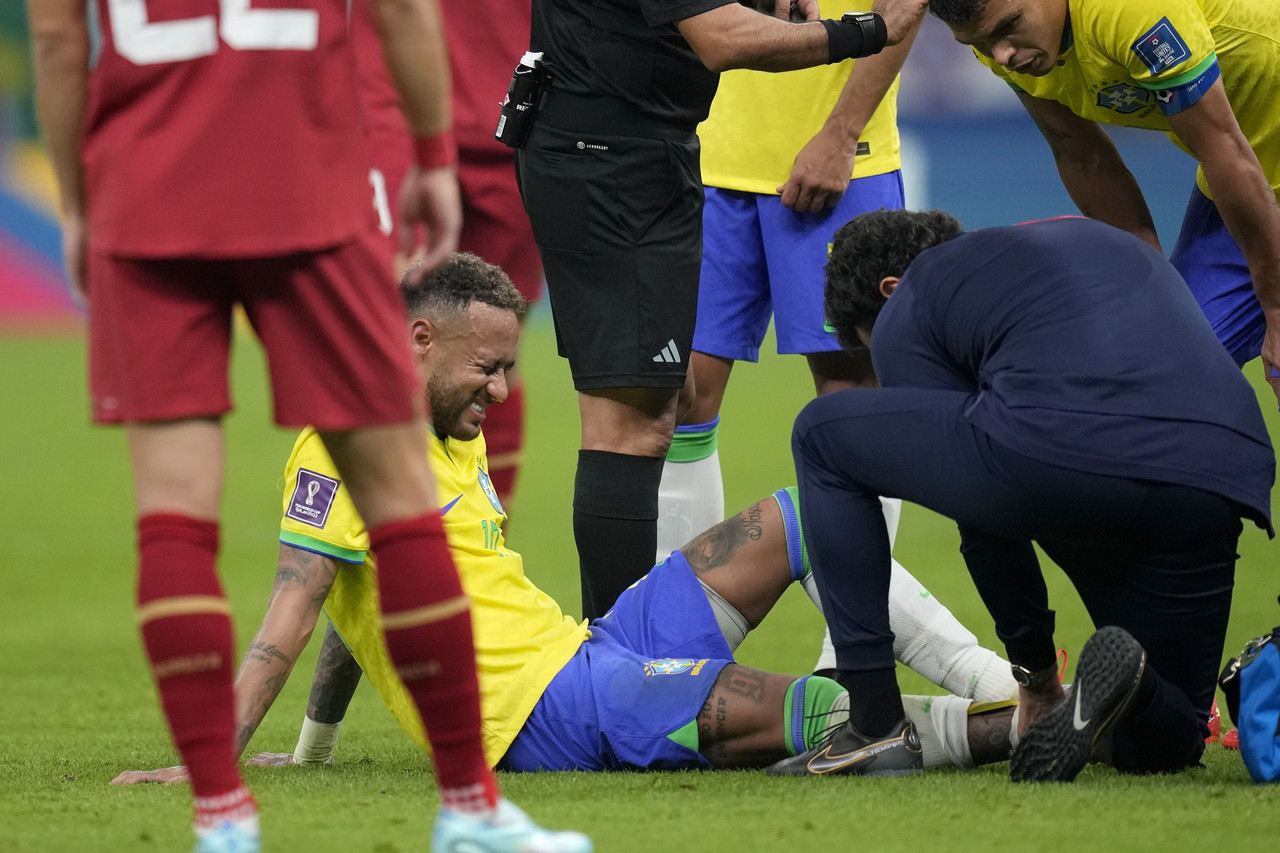 Neymar se lesiona tobillo en partido ante Serbia