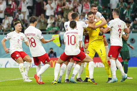 Vence Polonia 2 a 0 a Arabia Saudita, obtiene liderato