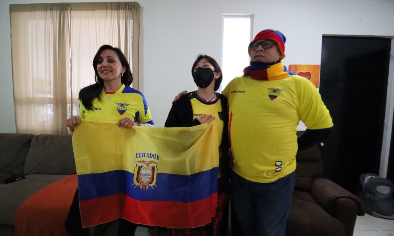 Familia de Ecuador en Monterrey festeja triunfo de su equipo