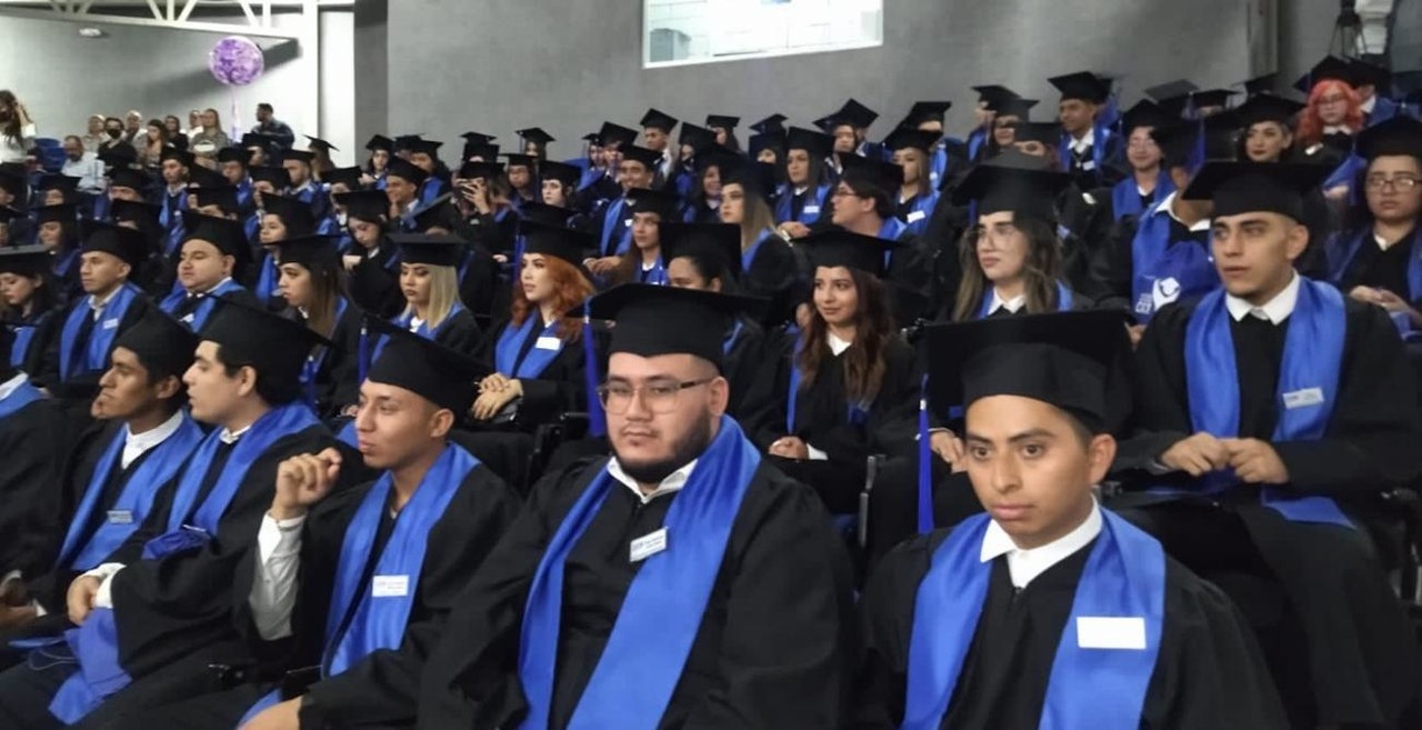 Celebran graduación en Universidad CNCI Campus Cumbres