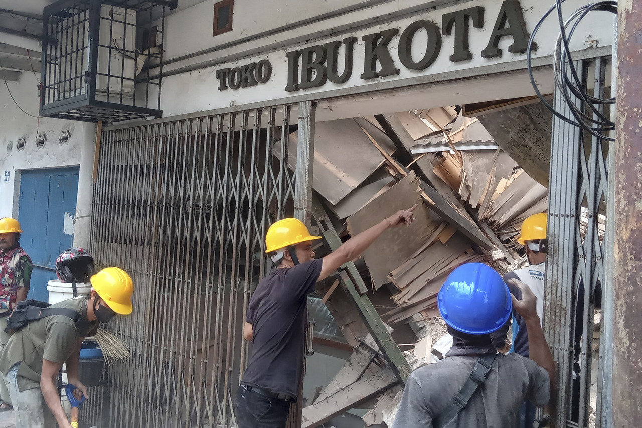 Sismo en Indonesia derrumba edificios y deja 56 muertos