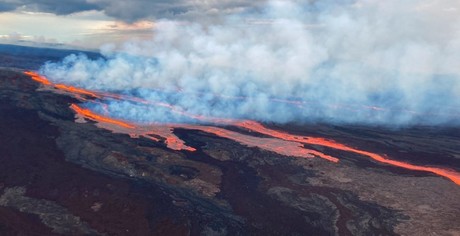 El volcán activo más grande del mundo entra en erupción