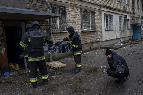 Busca Ucrania restablecer servicios básicos tras ataques