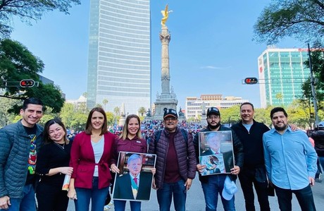 Participan morenistas de Nuevo León en marcha de AMLO