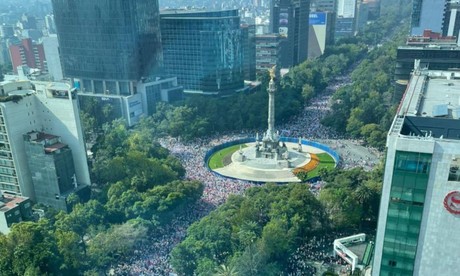 Miles de personas marchan en defensa del INE en CDMX