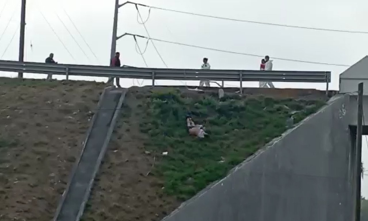 Amarran a hombre muerto a barandal de puente en autopista