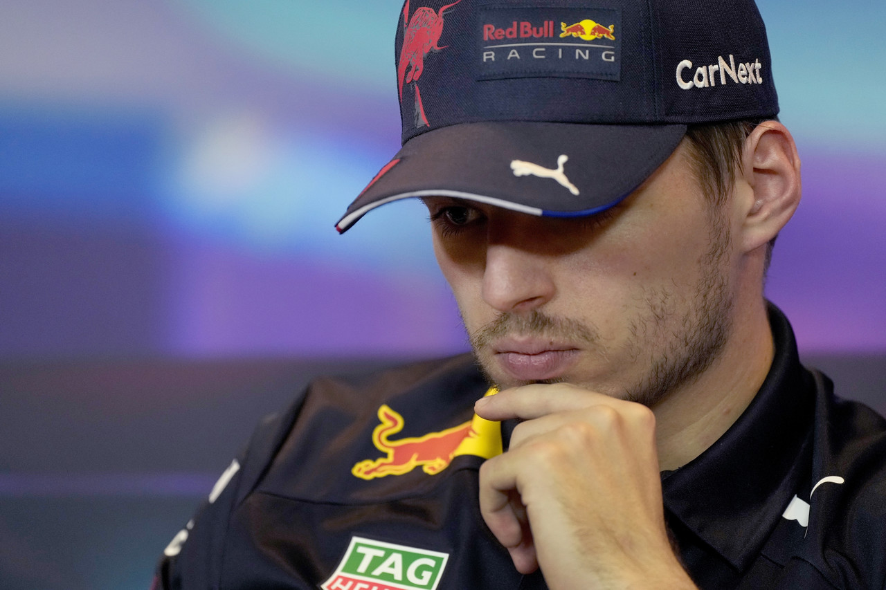 Verstappen arremete contra la prensa tras polémica con Checo