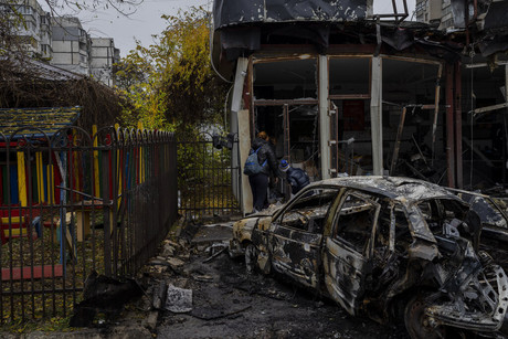 Civiles huyen tras ataques rusos en ciudad 'liberada'