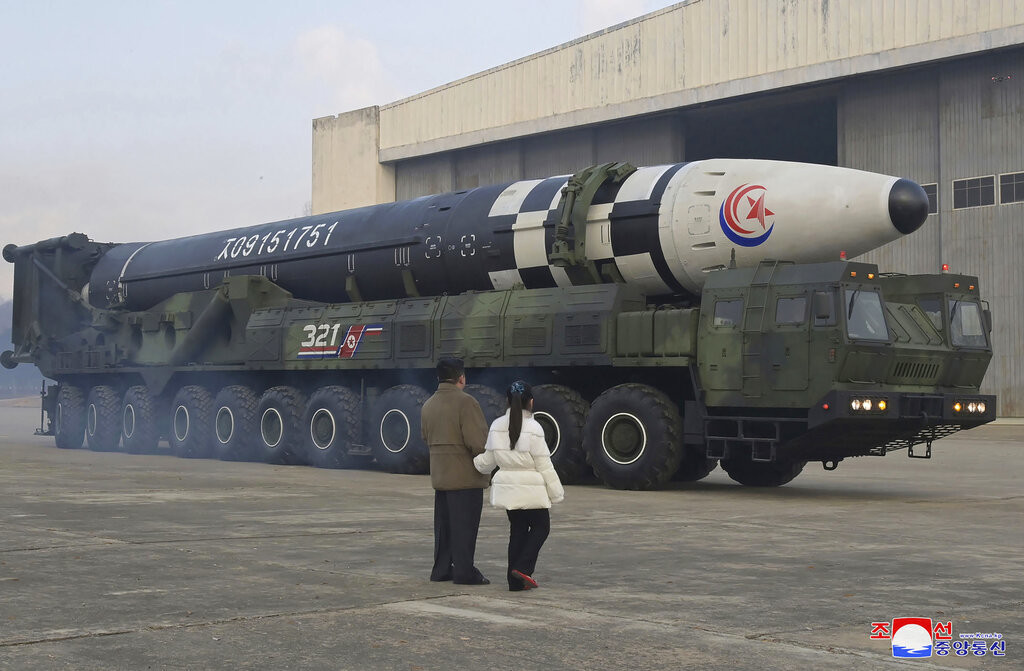 Muestra Kim Jong-un lanzamiento de misil a su hija