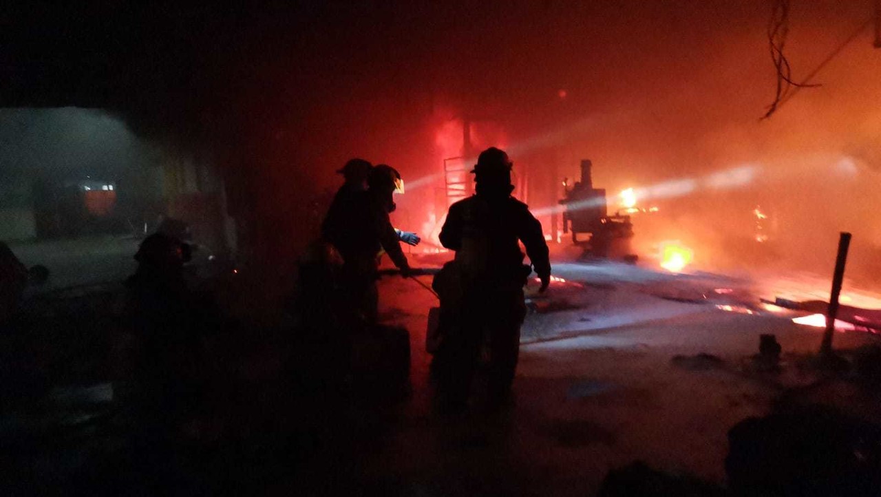 Incendio destruye fábrica en colonia Buenos Aires