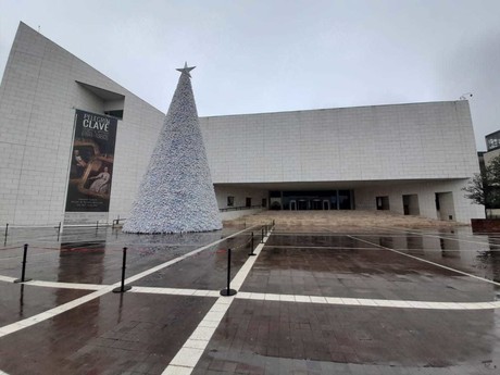Instalan pino navideño en Museo de Historia Mexicana