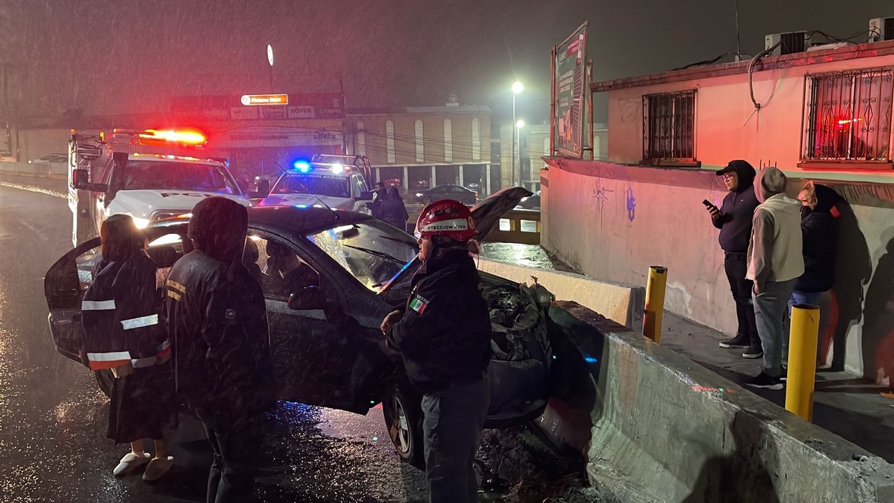 Derrapa vehículo, se impacta contra muro en Monterrey