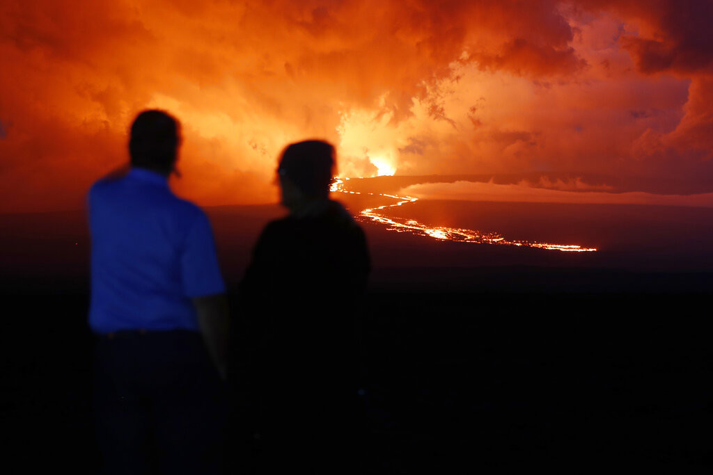 Erupción de volcán Mauna Loa atrae turistas a Hawai